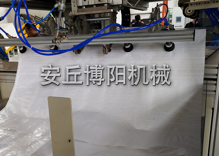 飼料原料全自動包裝碼垛機的工作原理和特點是什么？